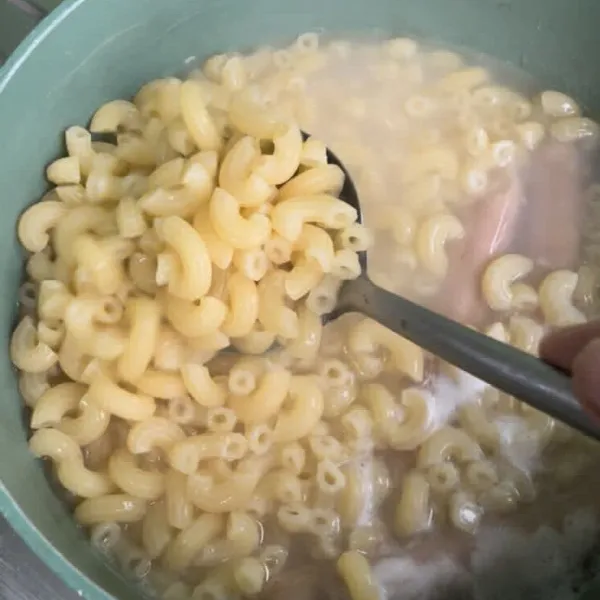 Siapkan panci lalu masukkan air, rebus macaroni sampai empuk.