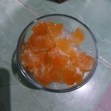 Tuang susu kental manis.
