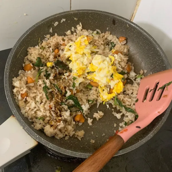 Tambahkan orak arik telur. Aduk kembali dan koreksi rasa. Nasi goreng bayam siap disajikan.