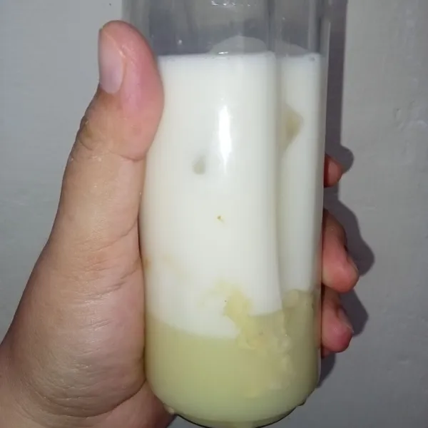 Tuang susu cair full cream ke dalam.