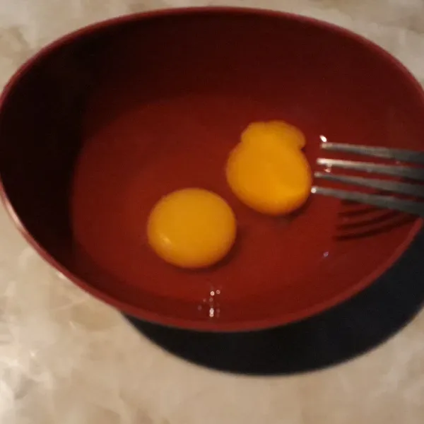 Kocok dua butir telur, tambahkan sedikit garam.