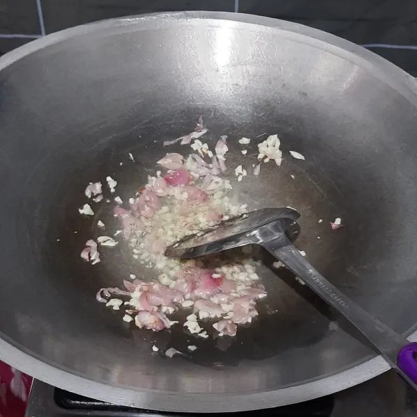 Tumis bawang merah dan bawang putih hingga wangi, kemudian sisihkan di pinggir wajan.