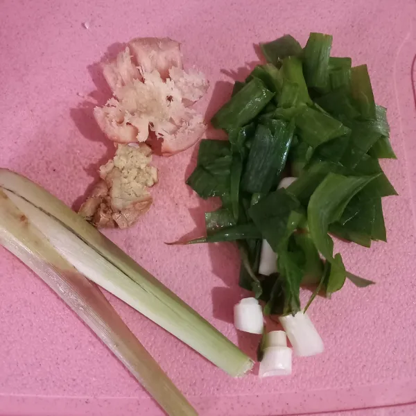 Siapkan bumbu-bunbu. Iris bawang daun, geprek lengkuas, jahe, dan serai. Siapkan juga bumbu halus untuk membuat kuah kaldu.