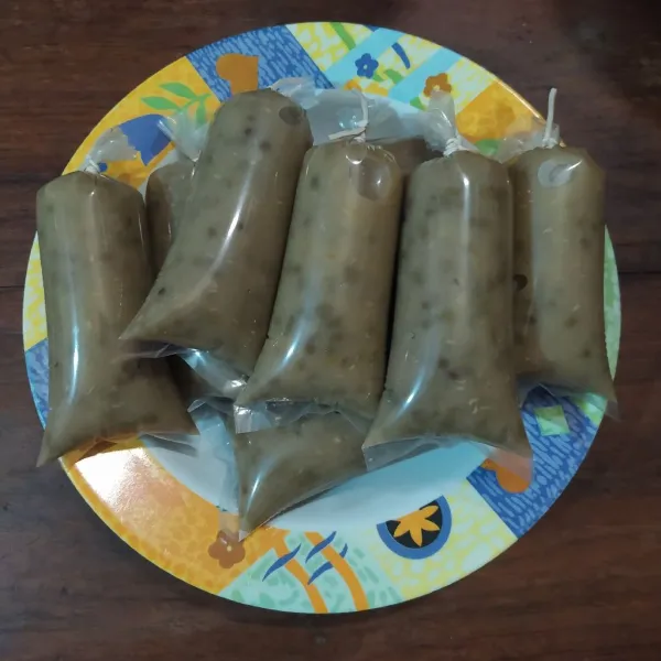 Tunggu sampai hangat kuku, lalu masukkan ke plastik es lilin dengan bantuan corong.