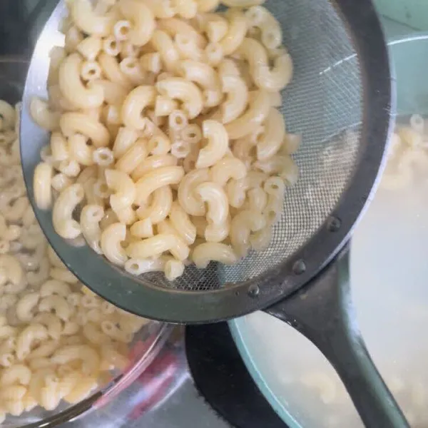 Lalu tiriskan dan salin ke wadah mangkok macaroni.