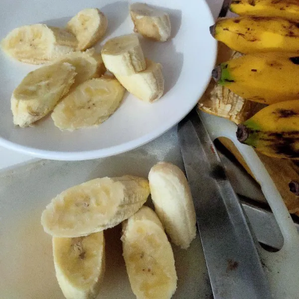 Kupas pisang, potong-potong menjadi tiga bagian.