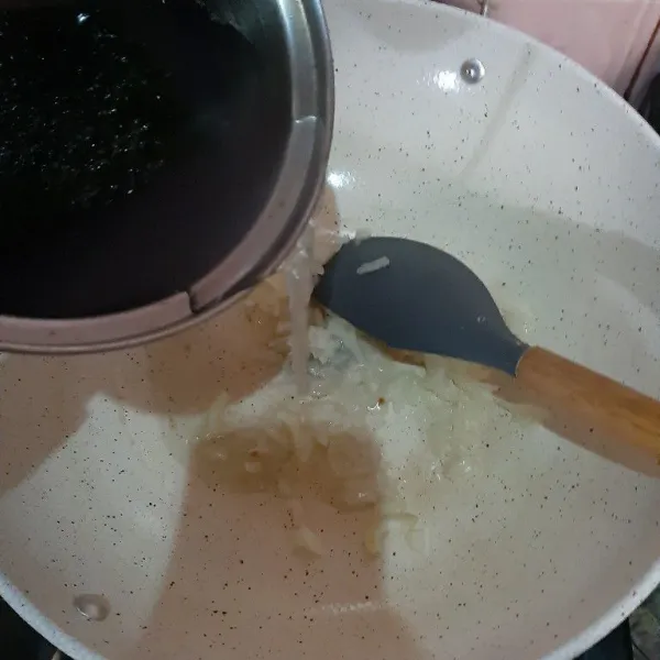 Tumis bawang bombay, kemudian tuang kaldu nori sekitar 100 ml.