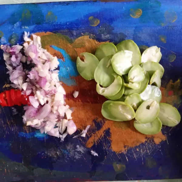 Siapkan petai, bawang putih, dan bawang merah serta cabai rawit.