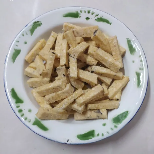 Potong tempe menjes bentuk korek api.