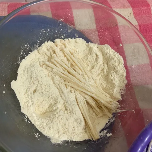 Masukkan jamur kedalam adonan tepung kering