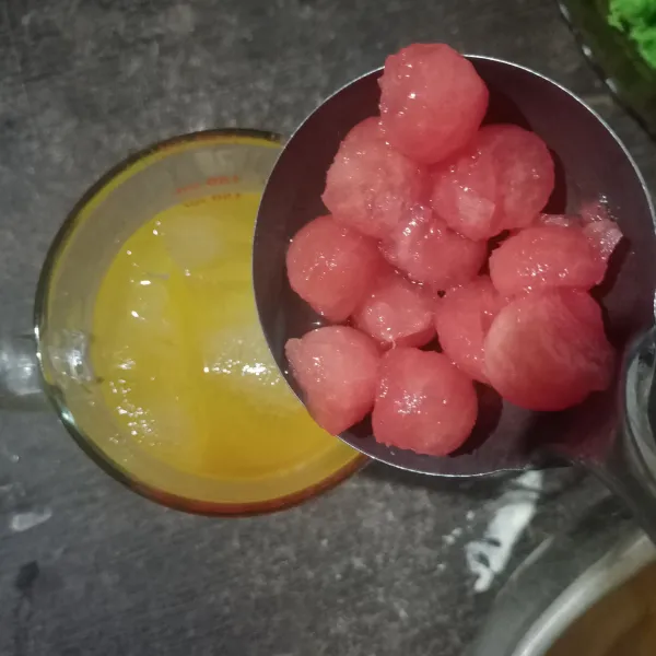 Masukkan semangka serta air, kemudian aduk dan es jeruk siap dinikmati.