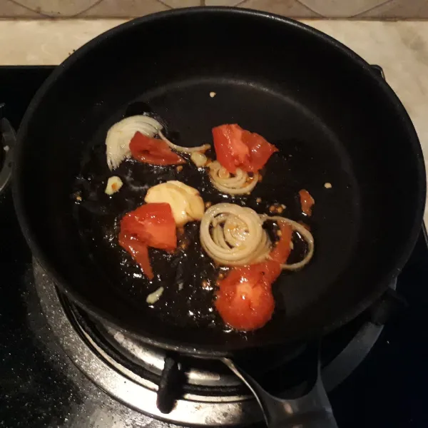 Tumis bawang putih, bawang bombay, dan tomat.