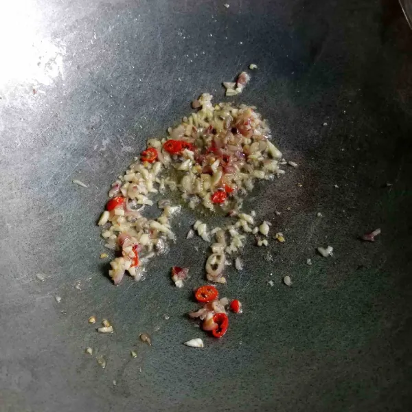 Tumis bawang putih dan bawang merah serta cabai rawit hingga harum.