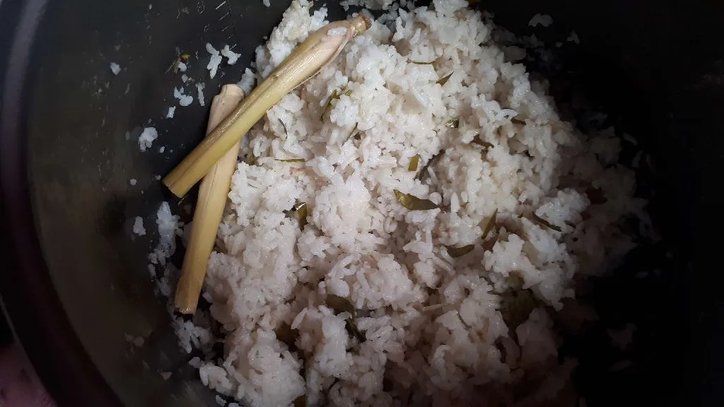 Setelah nasi matang, aduk-aduk nasi lalu biarkan sekitar 10 menit agar tekstur nasi lebih berburai.