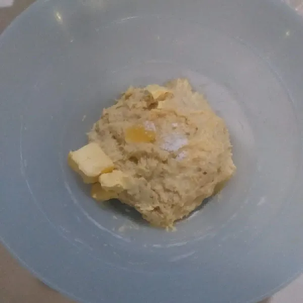 Masukan butter, garam, ovalet dan aduk menggunakan tangan selama 2 menit. Proofing lagi selama 15 menit.