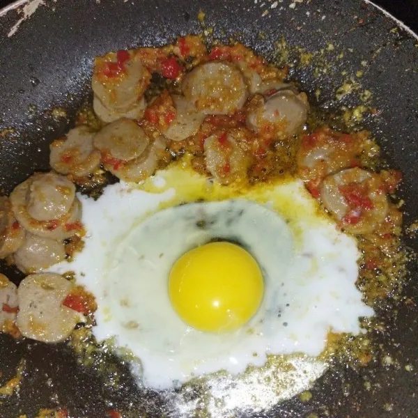 Panaskan minyak goreng, lalu tumis bunbun hingga harum, tambahkan baso, aduk rata, masukkan telur, lalu buat telur orak arik.