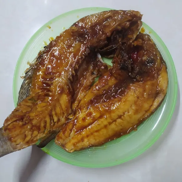 Oles ikan dengan bumbu bakar secara merata. Diamkan 15 menis agar bumbu meresap.