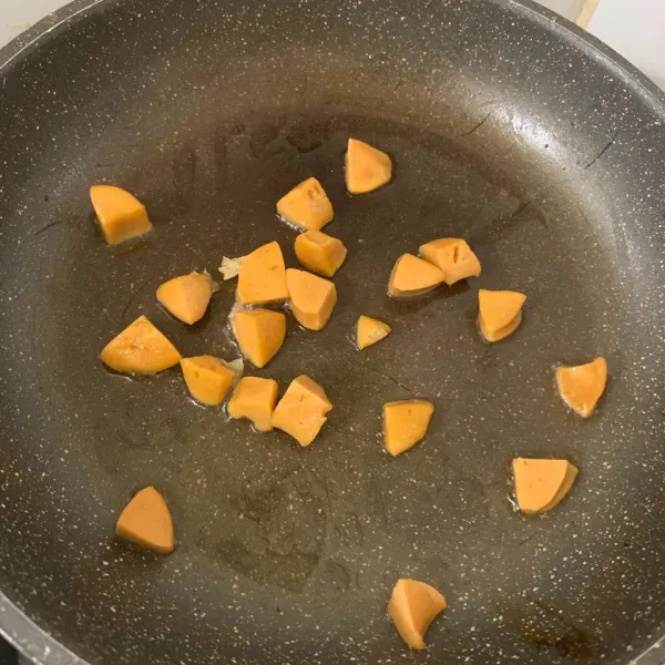 Panaskan minyak goreng secukupnya di pan berbeda lalu tumis sosis hingga berkulit