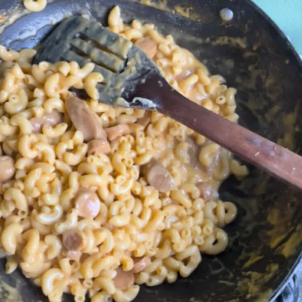 Masukkan macaroni yang sudah matang ke dalam saus keju. Lalu masukkan keju lembaran, aduk rata. Nanti keju lembaran akan meleleh menyatu dengan macaroni dan saus. Lalu campurkan tepung maizena dan air. Aduk rata lalu masukkan ke dalam wajan. Masukkan merica bubuk dan bubuk kaldu jamur. Masak sampai mengental dan tercampur rata. Angkat dan sajikan.