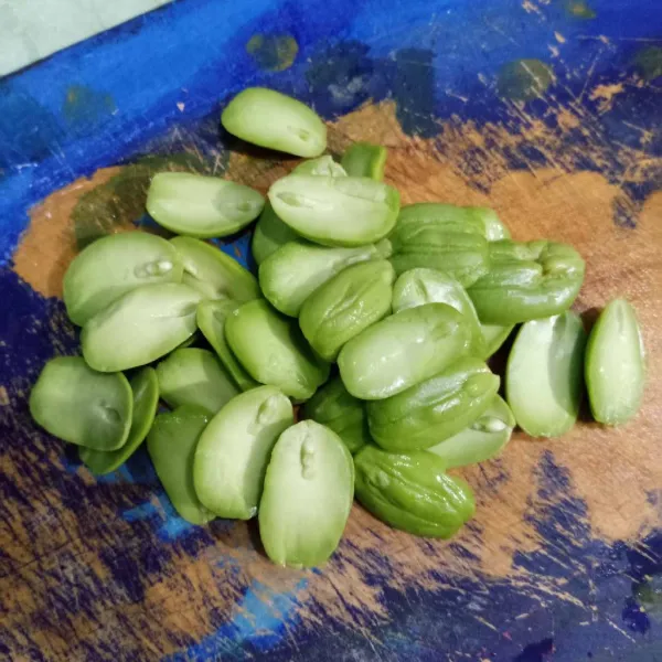Siapkan petai dan kupas dari kulitnya.