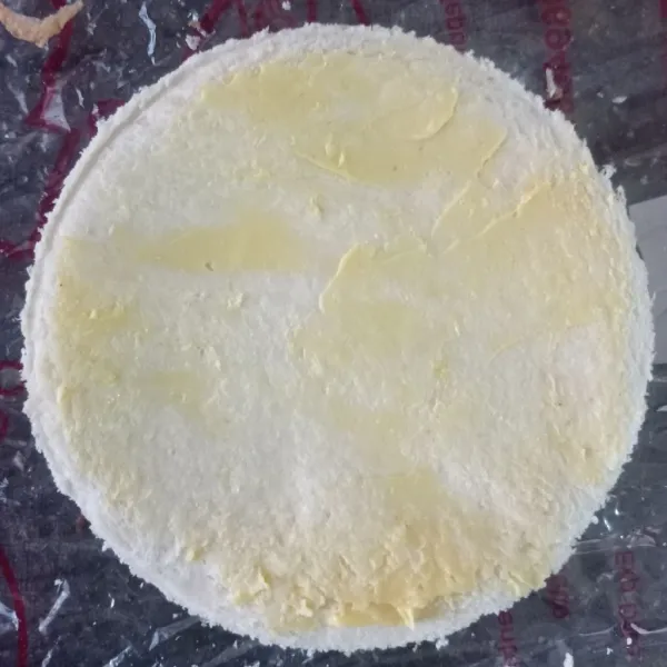 Gilas roti tawar hingga pipih. Cetak bulat menggunakan mangkuk kecil. Kemudian olesi dengan margarin secukupnya kedua belah sisinya.