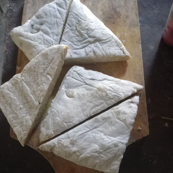 Potong-potong tempe mejes dan bentuk segitiga.