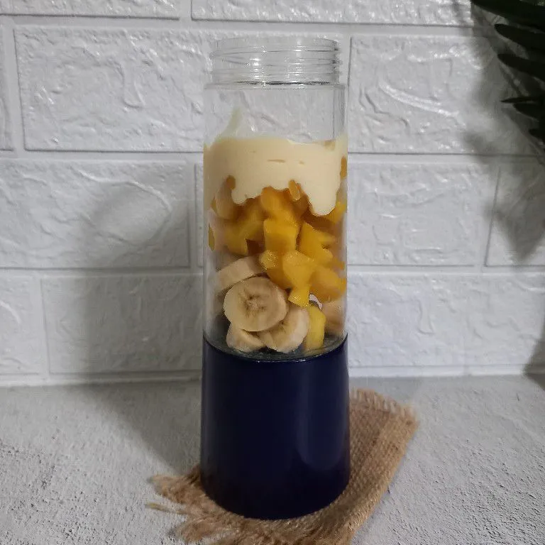 Step 3 Banana Mango Yogurt Smoothie