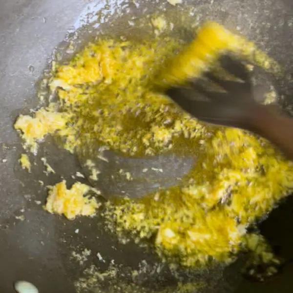 Siapkan wajan lalu masukkan mentega. Lalu masukkan bawang putih lalu oseng sampai tercium harum.