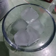 Masukkan es batu dalam gelas.