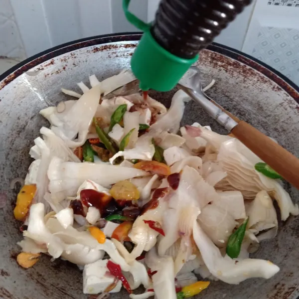 Masukkan suiran jamur tiram, tambahkan saus tiram, kecap asin, garam, lada, kaldu bubuk, dan kecap manis. Aduk rata. Masak hingga matang.