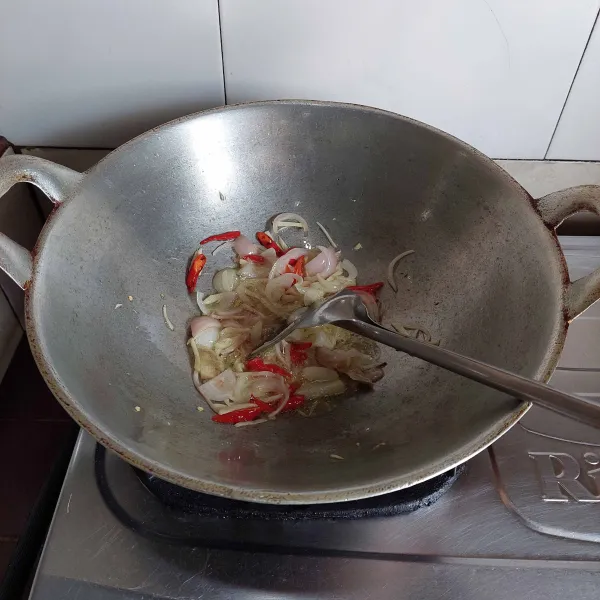 Siapkan wajan, tambahkan minyak goreng secukupnya. Lalu tumis bawang merah,bawang putih dan cabe sampai harum.