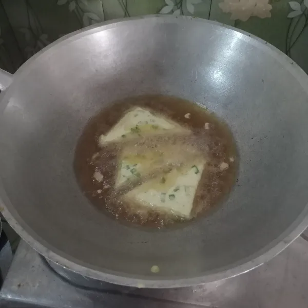Panaskan minyak, goreng menjes hingga matang kecokelatan. Kemudian angkat dan tiriskan.