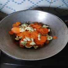 Masukkan bunga kol dan wortel, aduk rata.