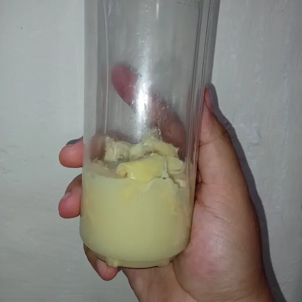 Tambahkan kental manis ke dalam wadah blender yang sudah berisi durian.
