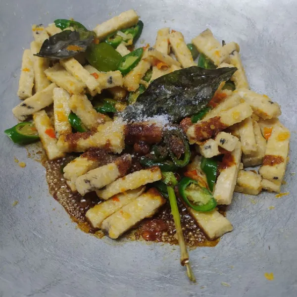 Masukkan tempe menjes, bumbui dengan kecap manis, garam, dan gula pasir. Aduk sampai tercampur rata, lalu cicipi rasanya sesuai selera.