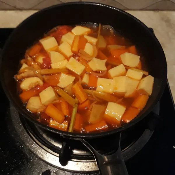 Masukkan irisan tahu putih, kemudian tambahkan garam dan gula pasir secukupnya.