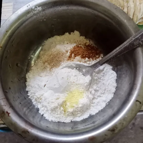 Dalam wadah masukkan terigu, tepung beras, garam, kaldu bubuk, lada bubuk, ketumbar bubuk dan bawang putih bubuk.