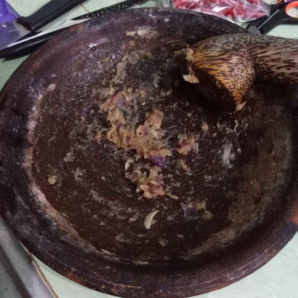 Haluskan bawang merah dan bawang putih.
