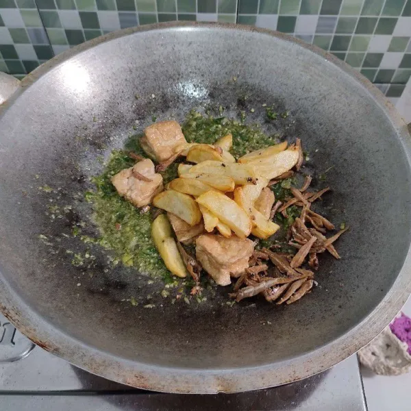 Kemudian masukkan semua bahan yang telah digoreng, aduk rata.