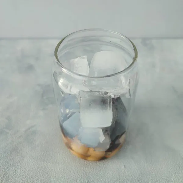 Tambahkan es batu sesuai selera.