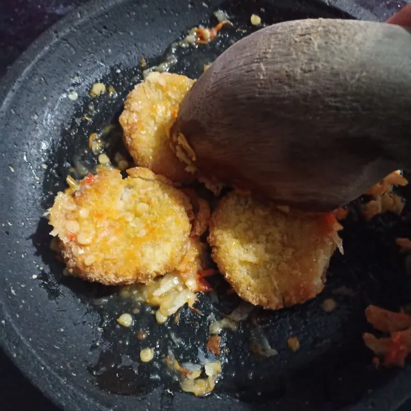 Geprek nugget di atas cobek, lalu sajikan bersama nasi jeruk.
