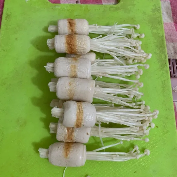 Masukkan jamur enoki ke dalam lubang tengah chikuwa, lakukan hingga chikuwa habis.