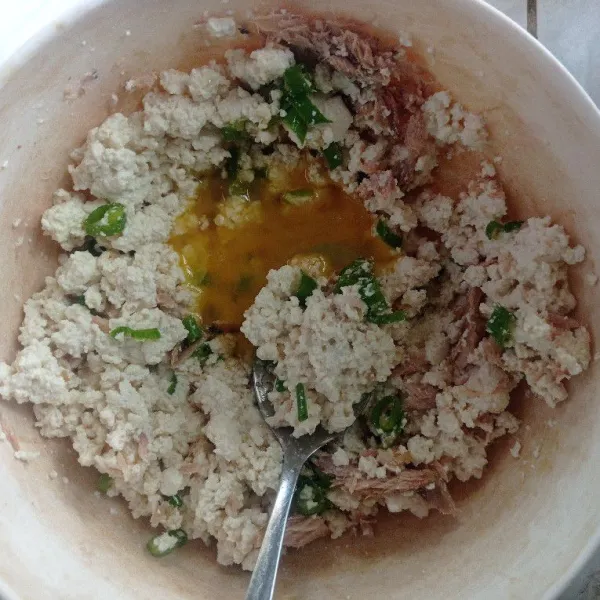 Tambahkan telur. 
Aduk rata. 
Koreksi rasanya dengan menggoreng sedikit adonan.