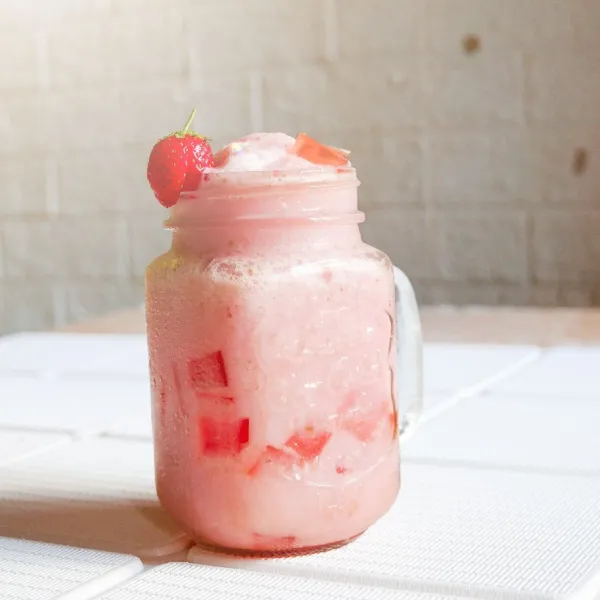 Siapkan gelas beri jelly yang telah dipotong-potong kemudian tuang jus strawberry Selamat mencoba.