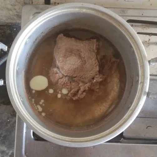 Rebus daging sapi hingga empuk.