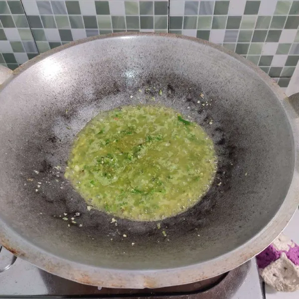Tumis bumbu halus hingga wangi. 
Kemudian beri cuka dan garam, aduk rata. 
Masak hingga berubah warna. 
Matikan api.