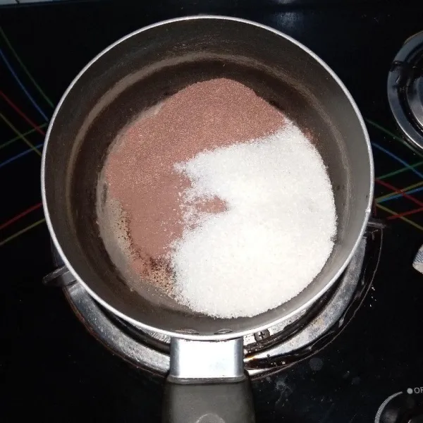 Masukkan bubuk jelly, cokelat dan gula pasir ke dalam wadah.