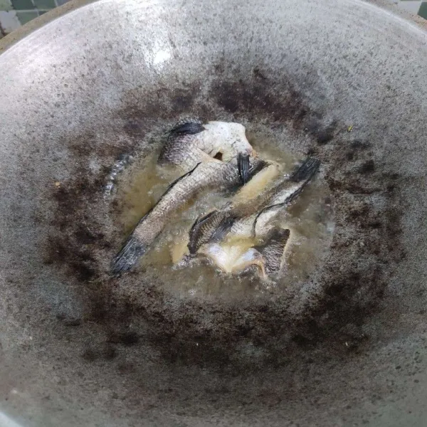 Goreng ikan siam dengan api kecil hingga garing, kemudian angkat dan tiriskan minyaknya.