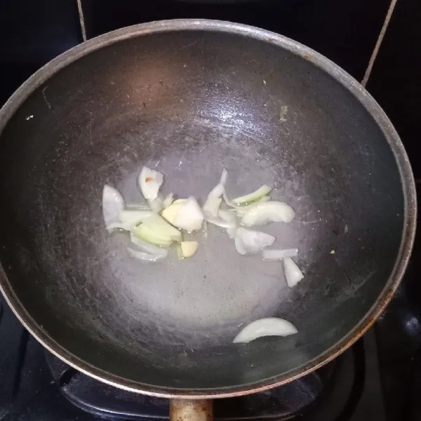 Tumis bawang bombay dan bawang putih dengan sedikit minyak hingga harum.