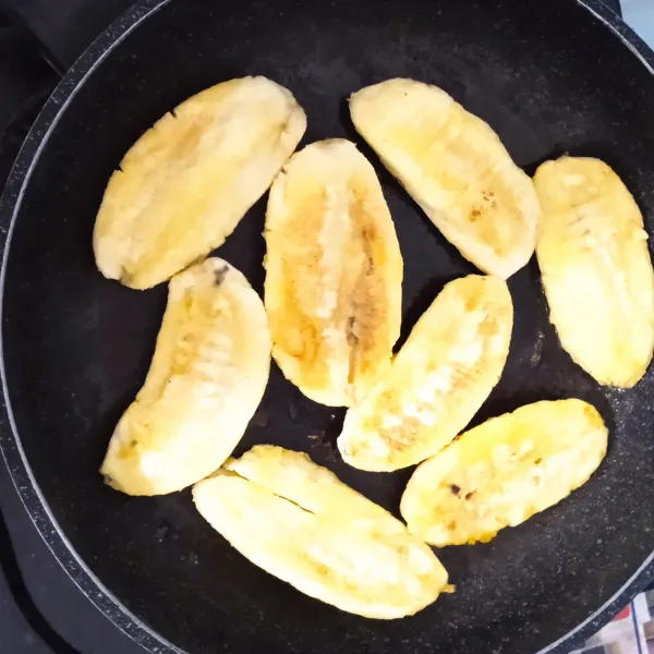 Oles pisang dengan margarin, lalu panggang di atas teflon.